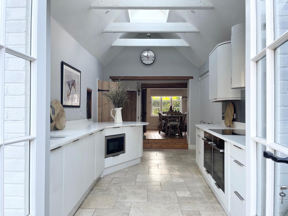 6 Year old Masterclass Kitchen With Quartz Worktops. Buckinghamshire. Must Go by 18.4.22!!