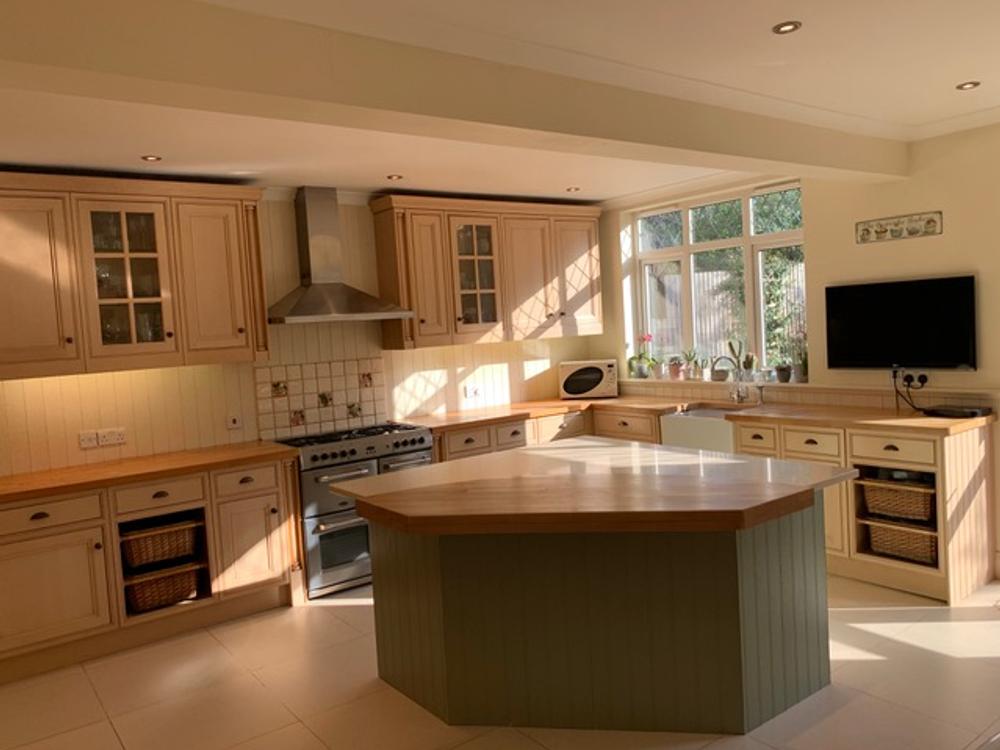 Island Kitchen with Solid Wood & Silstone Quartz Worktops