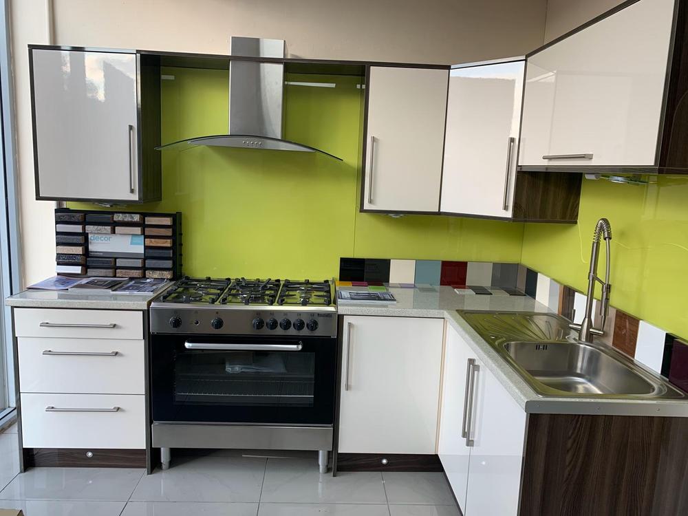 Modern L-Shaped Kitchen with Curved Extractor & Soft Close Drawers